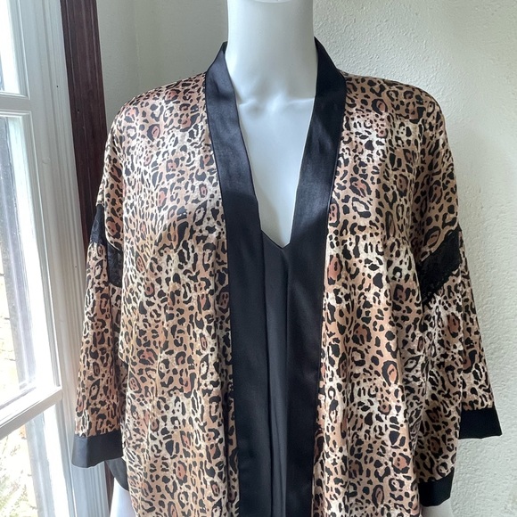 Victoria’s Secret leopard and lace kimono robe - Picture 4 of 11